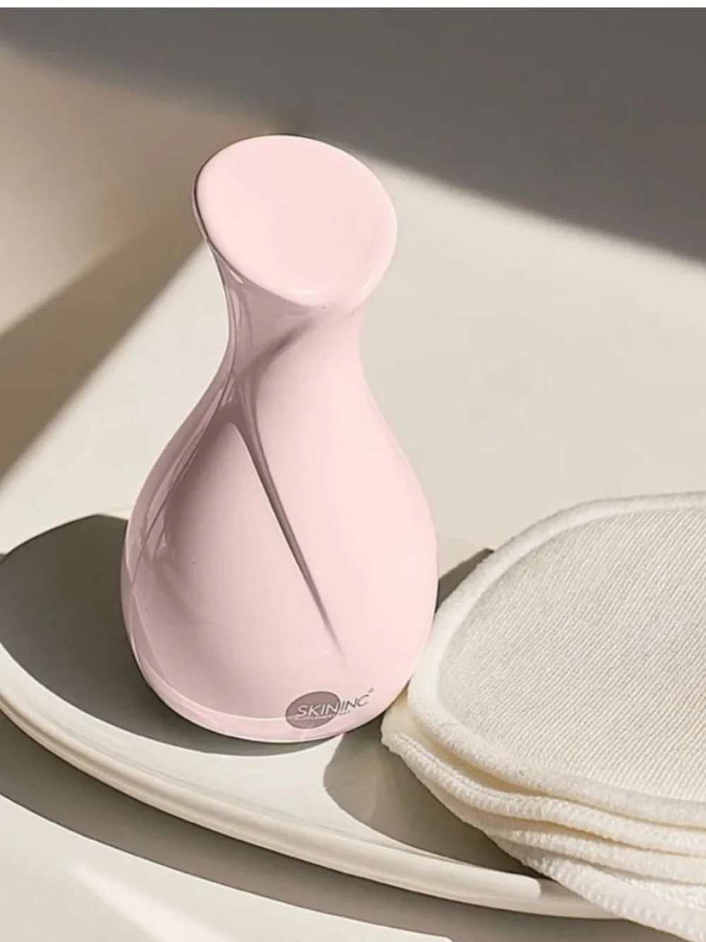 NEW SKIN INC Cryo-Ice Facial Roller Pink to White Depuff Sculpt Detox Skin